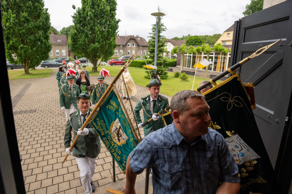 BSG Hochlarmark beim Fahneneinzug in die St. Michael Kirche